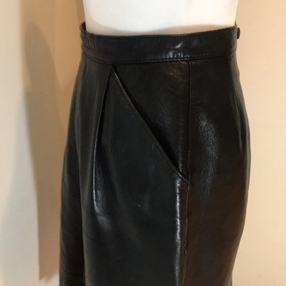 “GIGI BOUTIQUE” Vintage Black Leather Skirt. - Picture 8 of 13